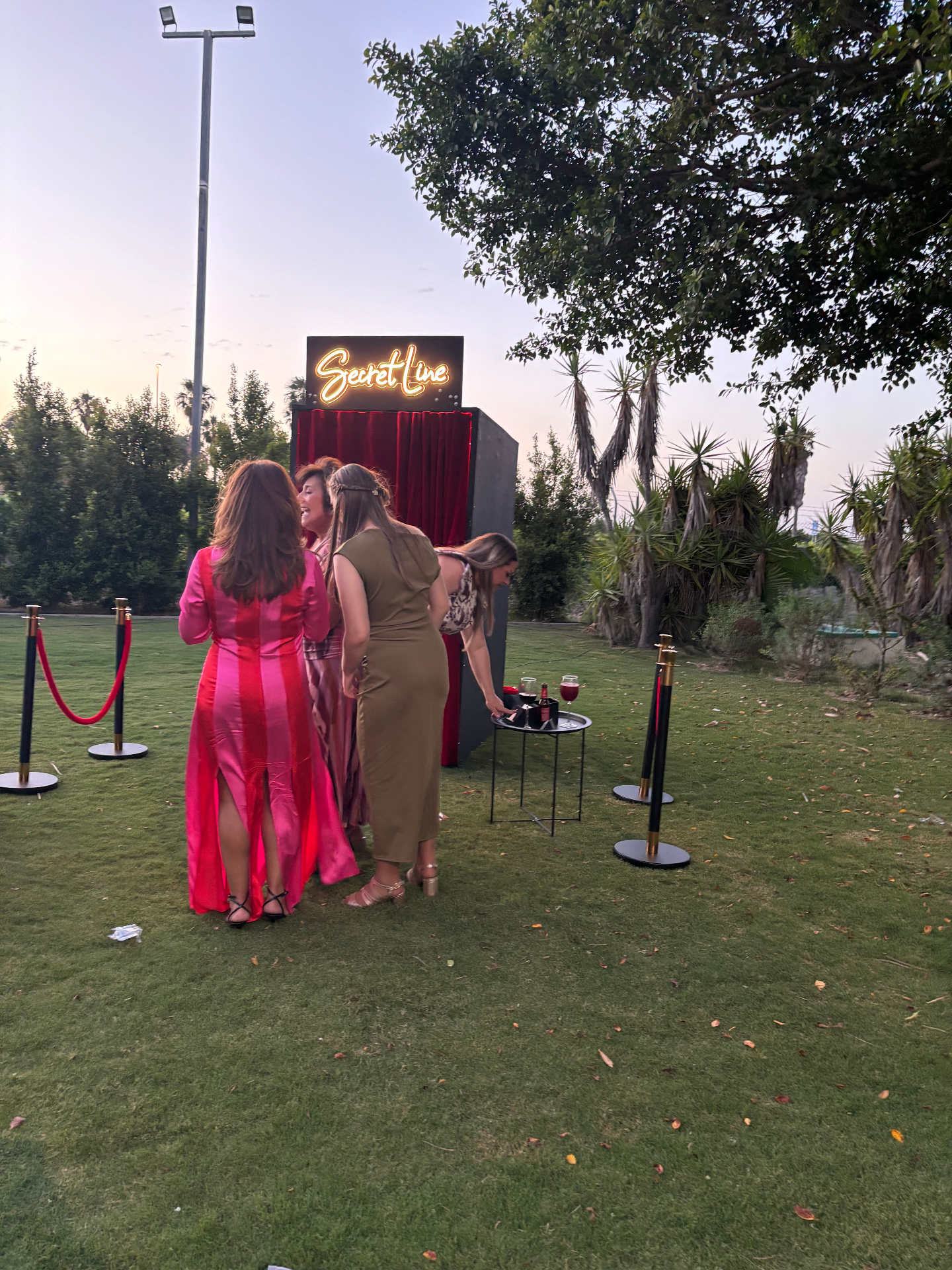 Videoconfesionario premium montado en jardín de finca de bodas en Andalucía — Secret Line