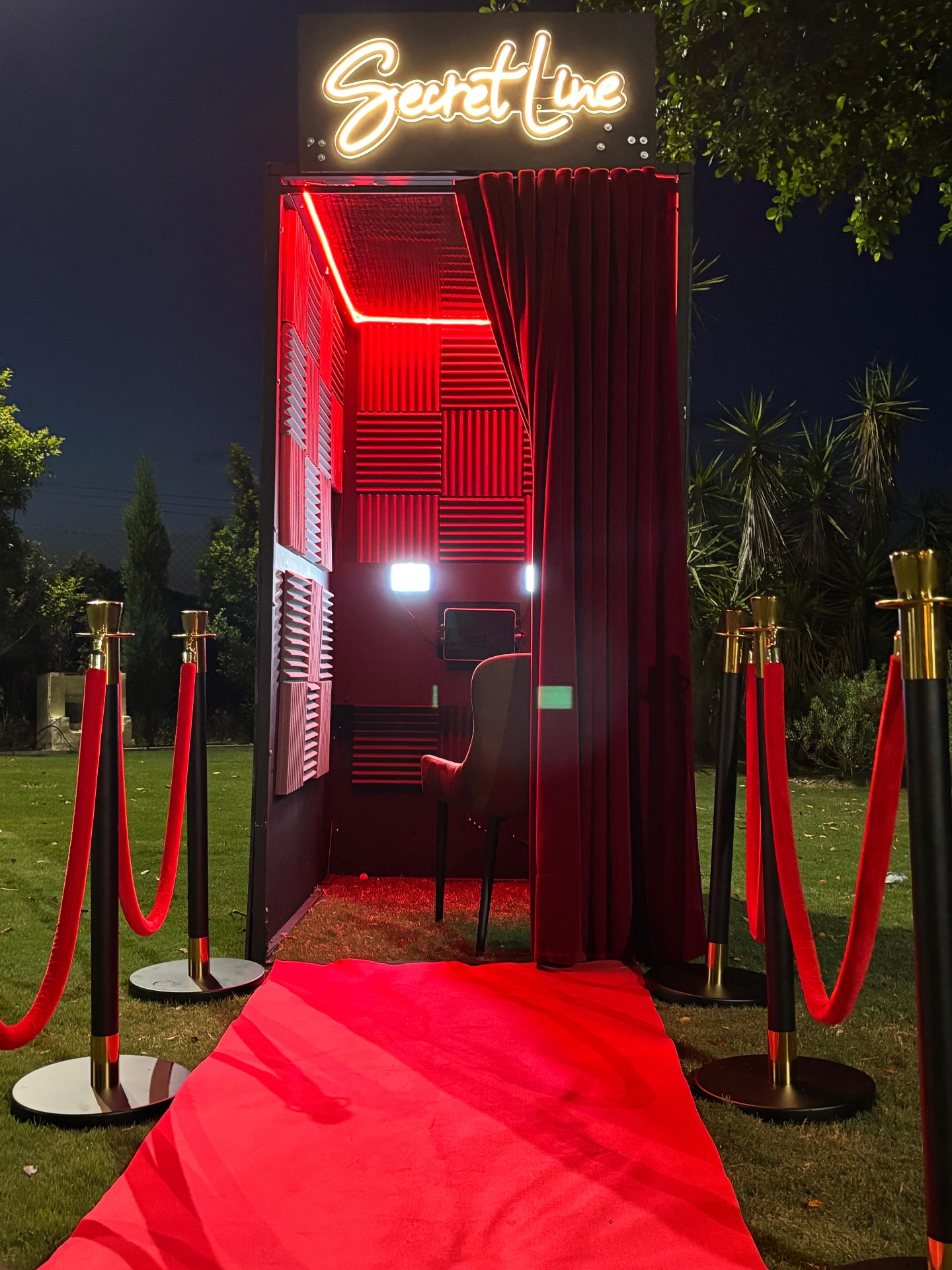 Alquiler de fotomatón premium y vídeo guestbook insonorizado para bodas de lujo en Andalucía — Secret Line