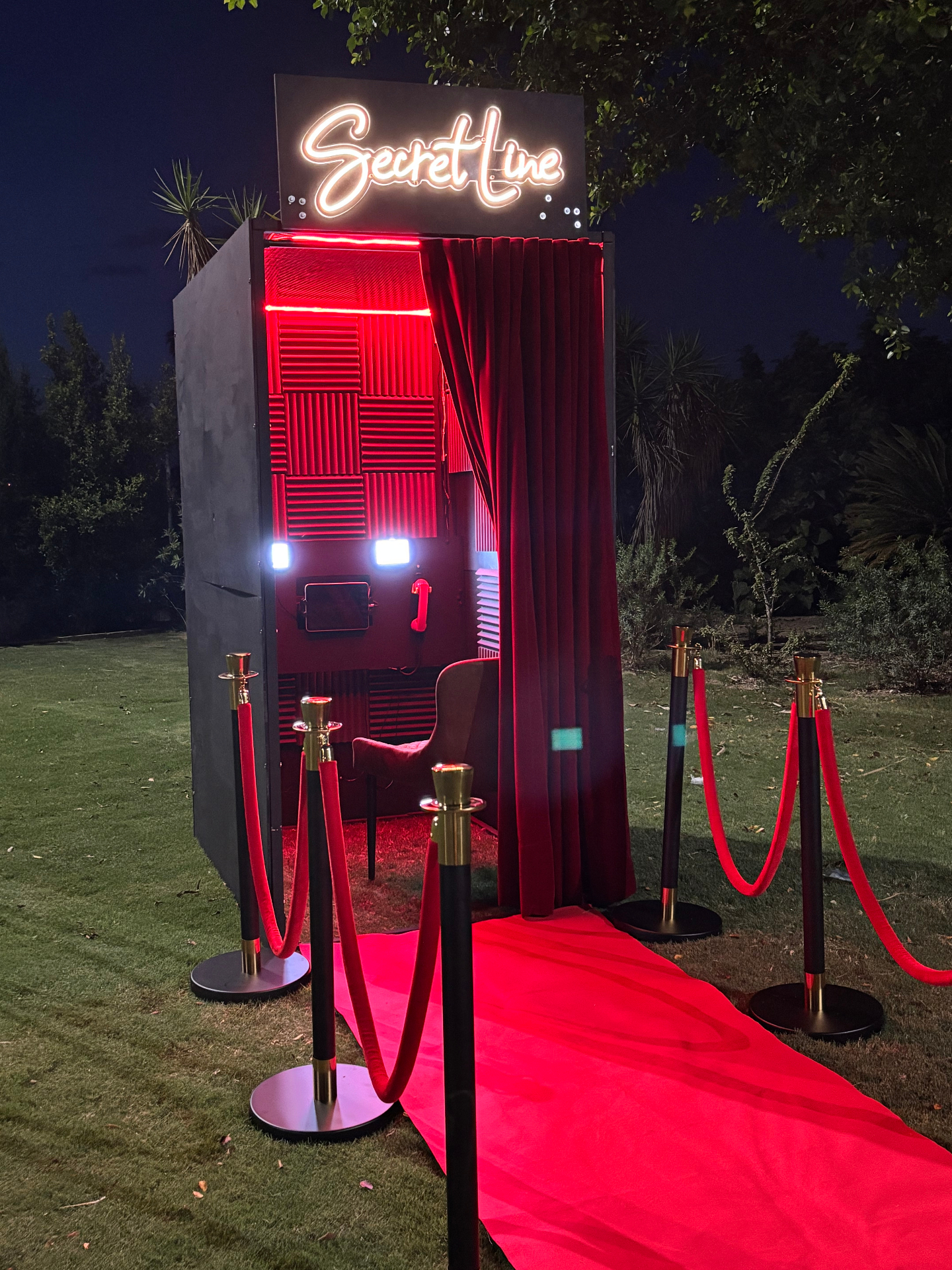 Invitada grabando su mensaje en el vídeo guestbook insonorizado para bodas en Andalucía